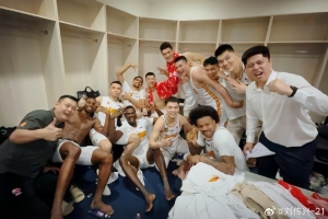 高兴！刘传兴晒全队合影：半决赛我们来了