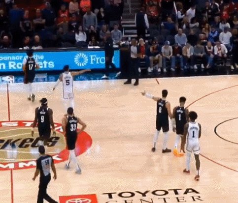 手指三位裁判破口大骂 范弗利特领到5万美元罚单